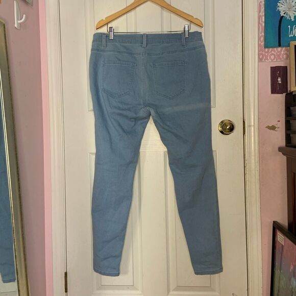 F21+ Light Denim Jeggings - Picture 6 of 7